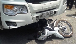 Tai nạn giao thông, 2 nữ sinh bị cuốn vào gầm xe container