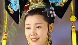 Ngỡ ngàng nhan sắc của 'Hoàng hậu' phim Hoàn Châu cách cách ở tuổi 62