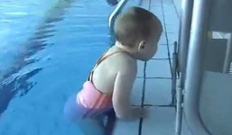 Video: Em bé mới 21 tháng tuổi biết bơi cực siêu