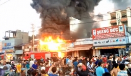 Cháy lớn ở Đồng Nai, 3 người bị kẹt trong nhà