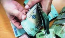 CSGT truy tìm chủ nhân bọc tiền trên QL 1A