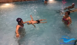 Dạy học bơi: Tự dạy bơi cho con tại nhà