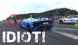 May mắn thoát chết khi tạt đầu Lamborghini Aventador