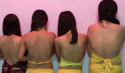 Nữ tiếp viên mặc bikini phục vụ khách trong quán karaoke ở Sài Gòn