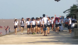 Dân mạng thích thú khi hướng dẫn viên du lịch xuất khẩu thành thơ