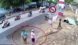 Bức xúc người phụ nữ lấy bánh mì từ thiện rồi ném vào lề đường