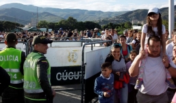 Hàng nghìn người dân Venezuela tràn sang Colombia mua thực phẩm