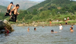 Hà Nội: 2 học sinh bị nước cuốn trôi mất tích