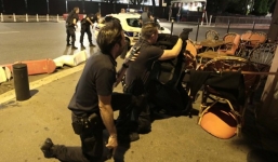 Video: Cảnh sát Pháp bất lực ngăn xe tải lao vào đám đông