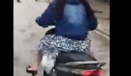 Clip: Thiếu nữ đi xe máy nhưng dùng chân đạp như vịt bơi