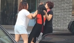 Video lột đồ đánh ghen, cầm kéo cắt phăng tóc tình địch ngay giữa phố