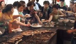 Clip: Du khách tranh nhau ăn buffet hải sản khiến nhiều người ngán ngẩm