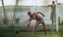 Thủ môn tuyển Italia cởi trần, đá bóng với trẻ em gây 'sốt'