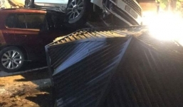 Hà Nội: Xe Range Rover húc bay dải phân cách