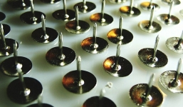 Suýt tử vong vì nhận lời thách đố nuốt đinh bấm