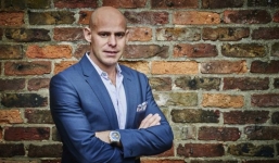 Cậu bé bán thảm trở thành triệu phú nhờ tự học