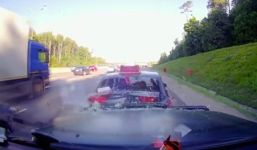 Taxi bị tông nát vì dừng đột ngột trên cao tốc