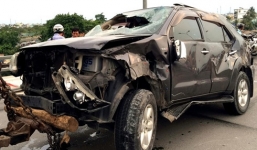 'Xế hộp' 7 chỗ mất lái tông đôi trai gái trọng thương