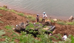 Lùi xe bất cẩn, ô tô rơi tự do hơn 10 m, nữ tài xây xát nhẹ