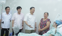 Bộ trưởng Tô Lâm tặng quà nữ chiến sỹ từ chối điều trị ung thư để cứu con