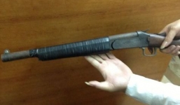 Giang hồ ngồi trong ôtô nã đạn hoa cải vào người đi xe máy