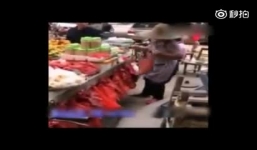 Mánh khóe tráo đổi hàng hóa 'trong chớp mắt' của người bán hàng