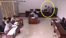 Bị cáo 'giải quyết nỗi buồn' tại phòng xử