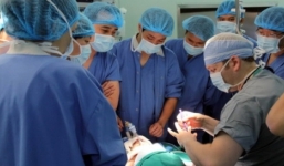 Bố ném cốc nước khiến con trai 18 tháng chấn thương