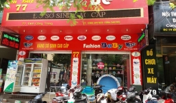 Con bị đau bụng vì nghi sữa giả, ông bố bức xúc đập sữa trước siêu thị