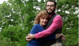 Cụ bà 71 tuổi lấy chàng 'phi công trẻ' mới 17 tuổi chỉ sau 3 tuần hẹn hò