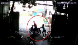 Video: Bị cướp điện thoại, cô gái xông vào chống trả ở Sài Gòn