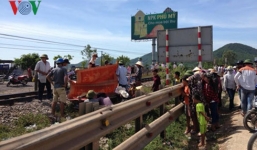 Đưa cháu băng qua đường sắt, cụ bà bị tàu đâm tử vong