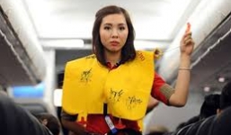 Hành khách bị phạt 2 triệu đồng vì xé áo phao trên máy bay