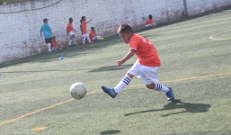 'Cháy cùng đam mê', những cầu thủ nhí đội nắng tập luyện