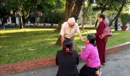 Mẹ Vũ Văn Tiến quỳ xin lỗi gia đình nạn nhân vụ thảm án Bình Phước