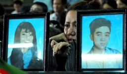 Video: Người nhà nạn nhân vụ thảm án Bình Phước khóc nức nở tại tòa