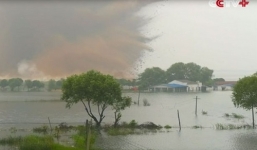 Video 4km đê sông bị thổi bay trong chớp mắt