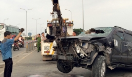 Video: Ôtô lộn nhiều vòng trên cầu, văng trúng đôi nam nữ ở Sài Gòn