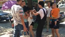 Vợ đánh ghen giữa phố, chồng lao ra cứu nhân tình