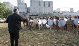 130 phụ nữ chụp ảnh khỏa thân phản đối ứng viên Trump