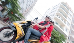 Đi xe máy 2 người, ngồi thế nào cho an toàn?