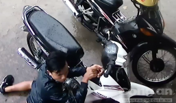 Video: Tên trộm 'hì hục' bẻ khóa xe máy giữa ban ngày