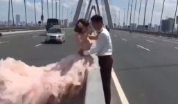 Thót tim các cặp đôi chụp ảnh cưới giữa dòng xe ô tô lao vun vút trên cầu Nhật Tân