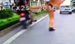 Tin tức mới nhất vụ CSGT giơ chân, đôi nam nữ lao vào dải phân cách