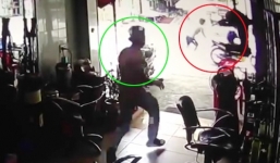 Video: Những tên trộm bị chủ nhà rượt đuổi chạy 'thừa sống thiếu chết'