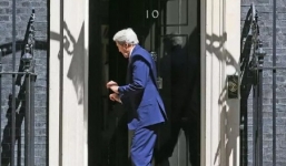 Video: Ngoại trưởng Mỹ bất cẩn va đầu vào cánh cửa