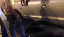 Ngang ngược đánh lái xe taxi, tài xế 7 chỗ bị người dân vây hội đồng 