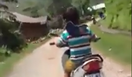 Video: Bé trai một mình chạy xe máy vun vút trên đường