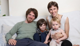 Hy hữu gia đình nuôi con hoang dã như thời tiền sử ở Mỹ