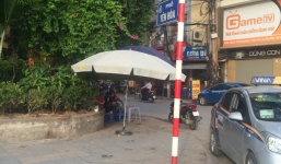 Ngột ngạt tuyến đường phố nhỏ như ngõ ở Hà Nội